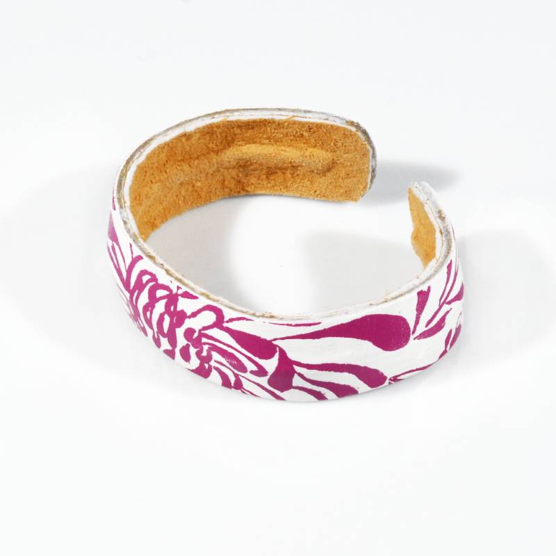 bracciale-in-cuoio-dipinto-a-mano-bianco-rosa