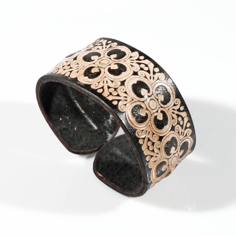 bracciale-in-cuoio-inciso-fiori-nero