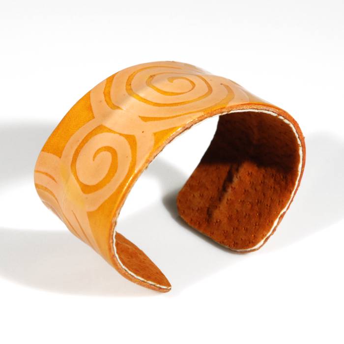 bracciale-in-pelle-dipinto-a-mano-giallo-spirali