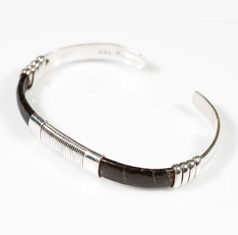 bracciale-rigido-in-argento-e-pelle