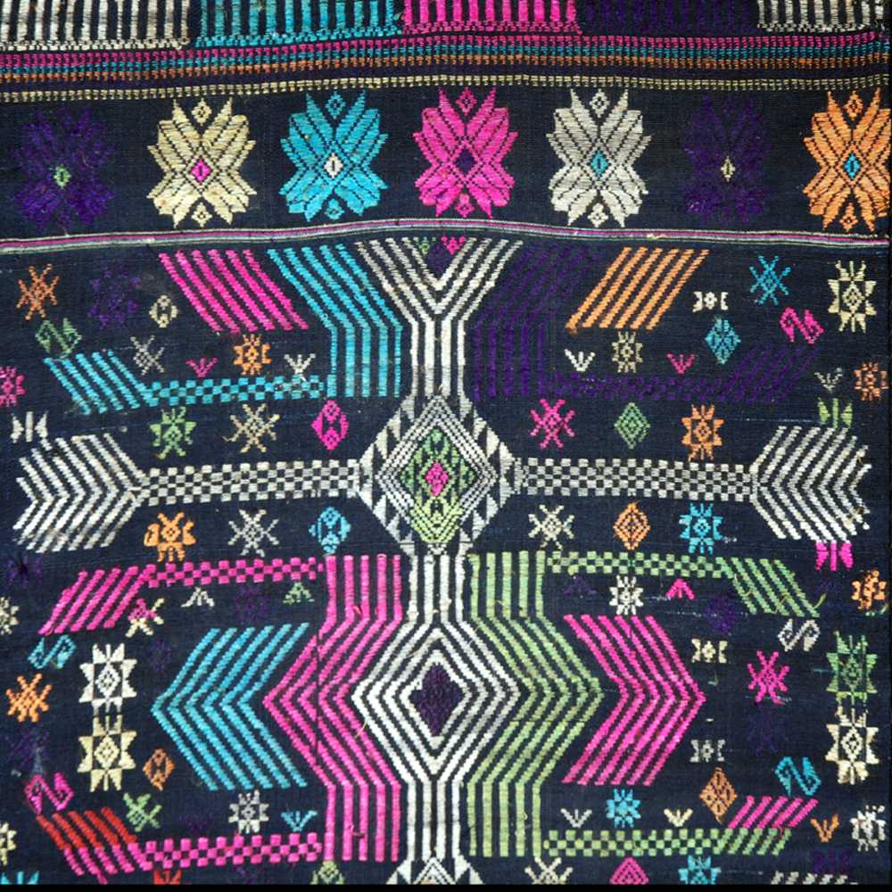 coperta-del-laos-realizzata-a-telaio-e-ricamata