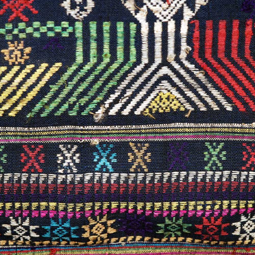 coperta-del-laos-realizzata-a-telaio-e-ricamo-seta