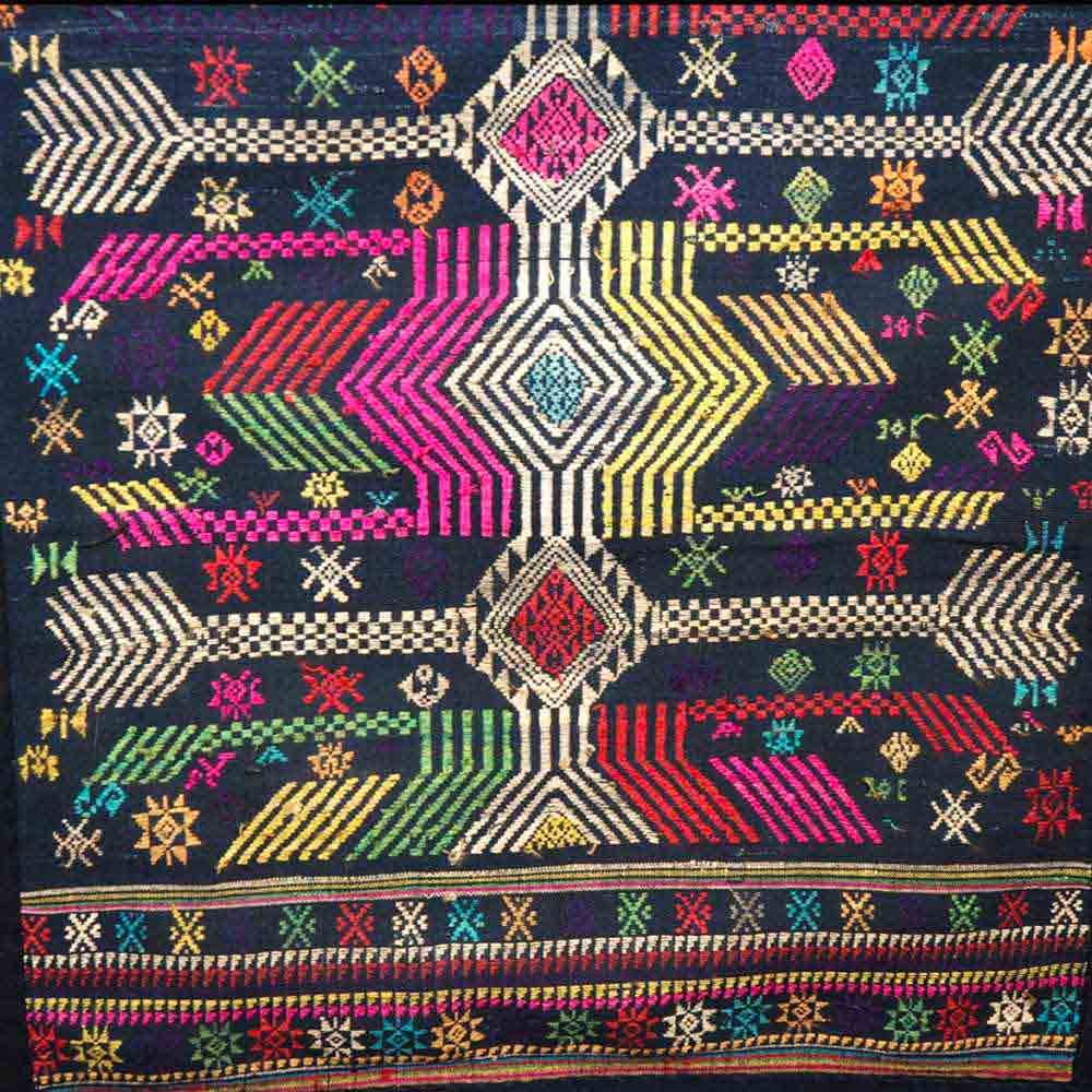 coperta-realizzata-a-telaio-e-ricamata