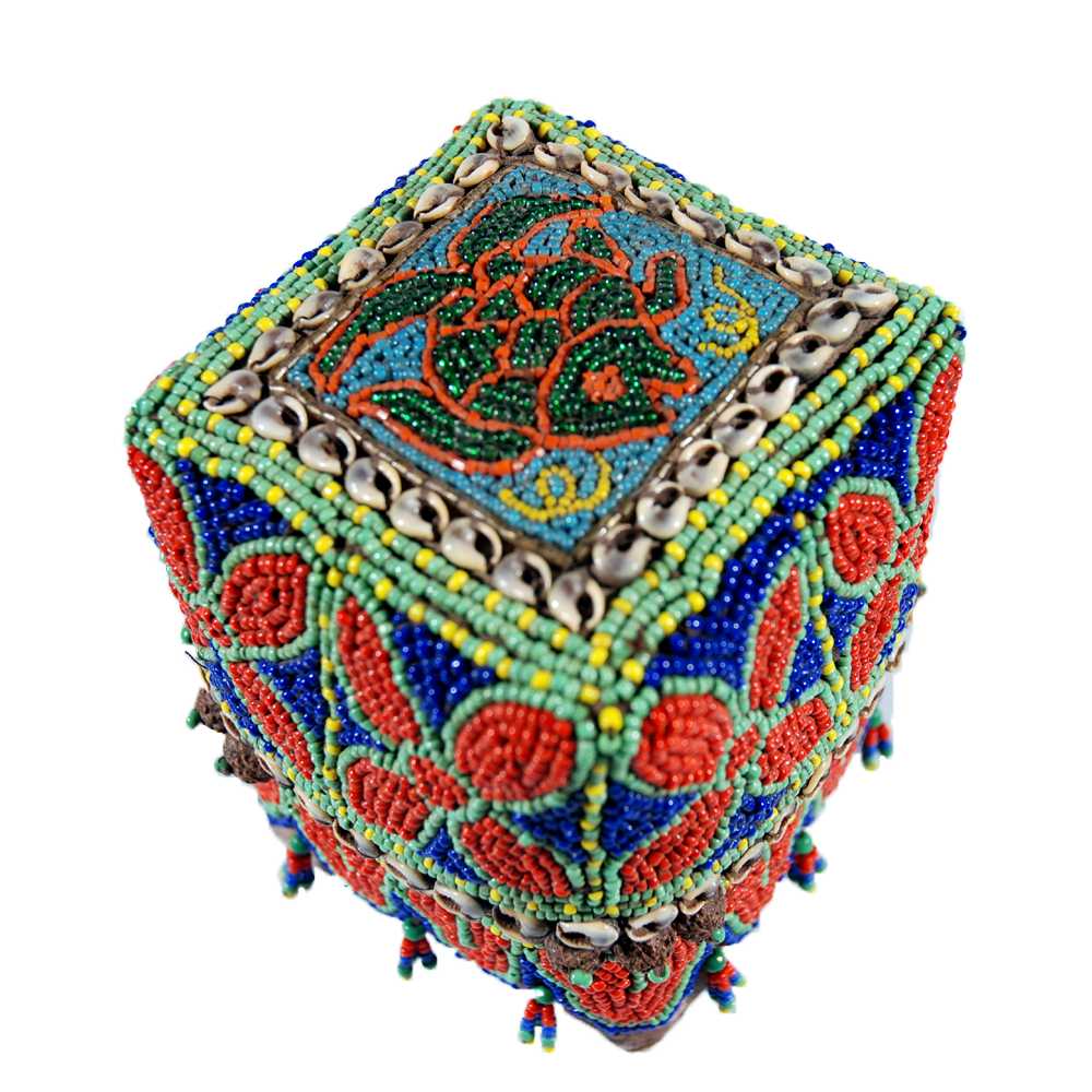 scatola-dayak-con-lavoro-di-perline-pesce-e-fiori