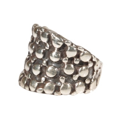 Anello sella con borchie