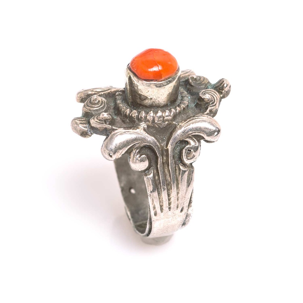 anello-tibetano-in-argento-cesellato-e-corallo