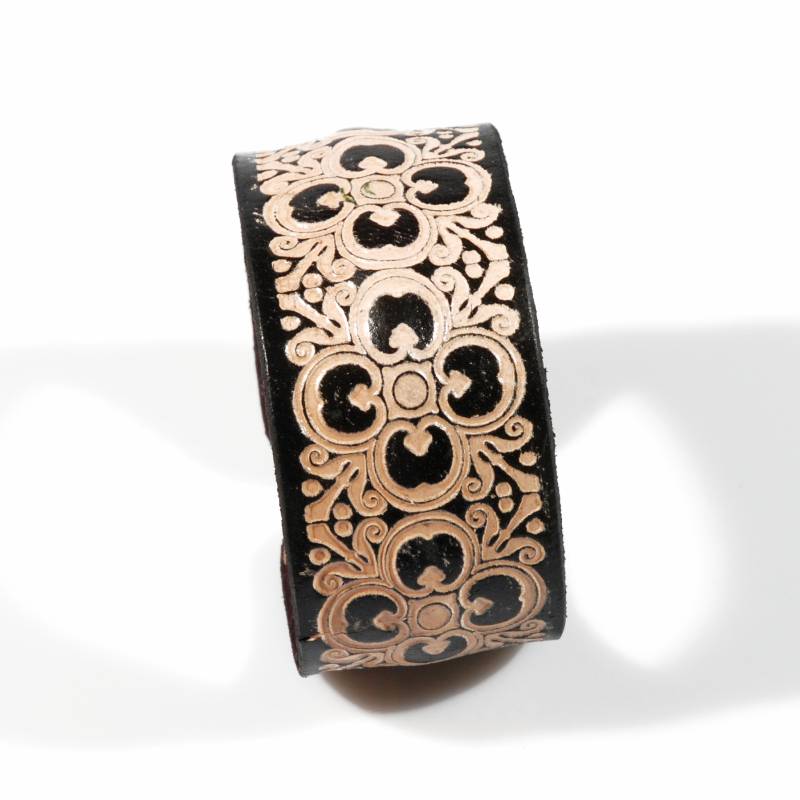 Bracciale in cuoio inciso