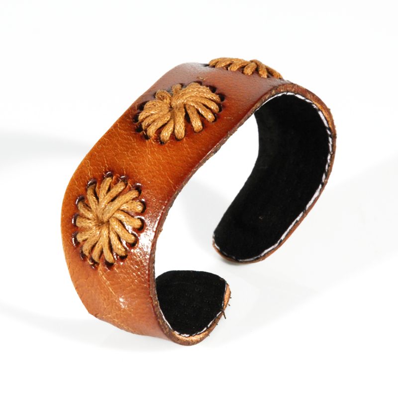 Bracciale in cuoio naturale con ricamo