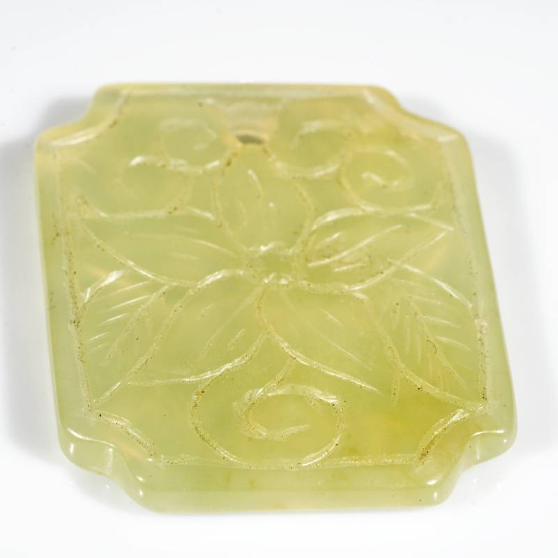Pendente in giada incisa con fiore