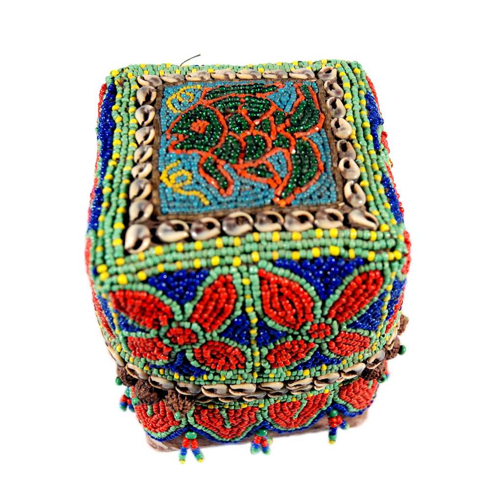 Scatola indonesiana con lavoro di perline con pesce