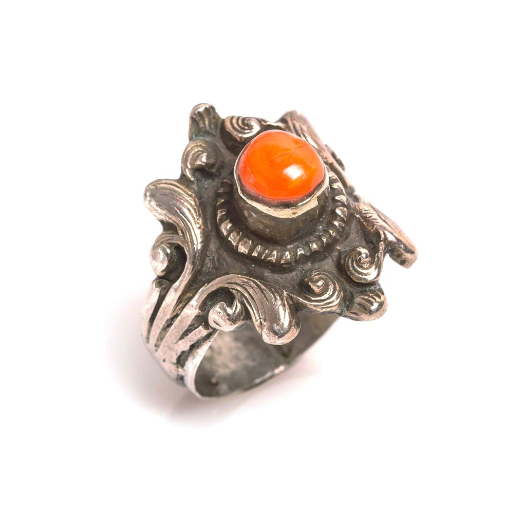 Anello tibetano in argento cesellato e corallo